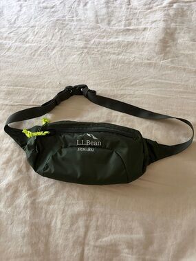 L.L. Bean Stowaway Belt Bag in Dark Green with Neon Yellow Zipper Pulls